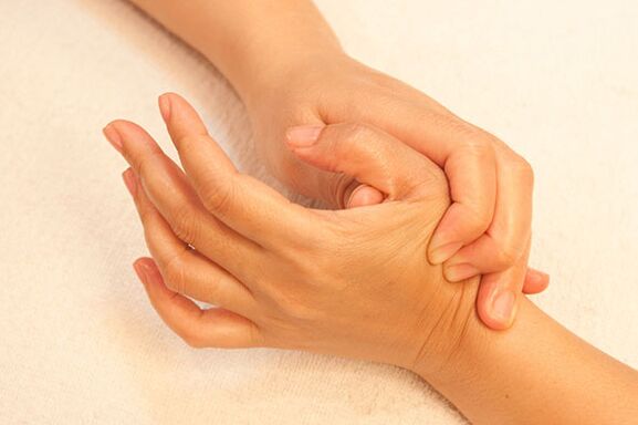 З мэтай палягчэння сімптомаў можа праводзіцца масаж суставаў пальцаў рук
