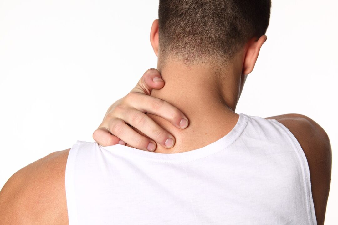 Шыйны астэахандроз суправаджаецца дыскамфортам і болевымі адчуваннямі ў шыі. 